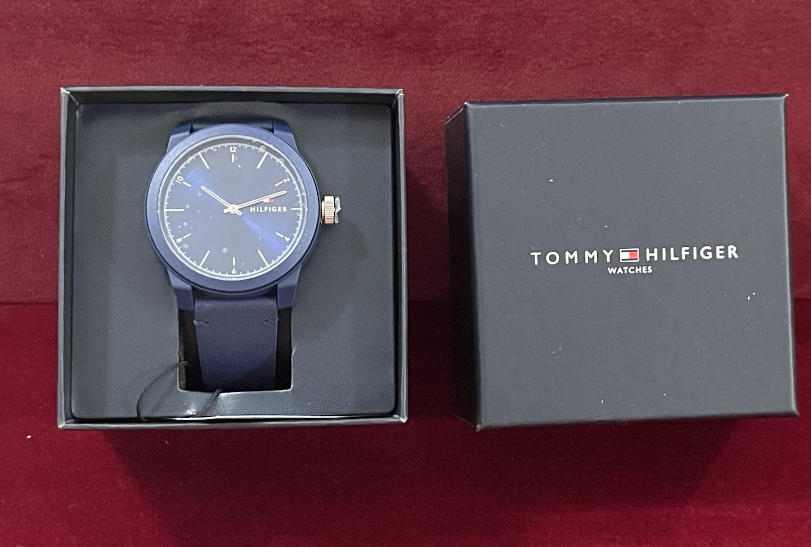 Tommy Hilfiger 1710543 Men’s Denim Navy Dial with Navy Leather Strap Watch, 42mm