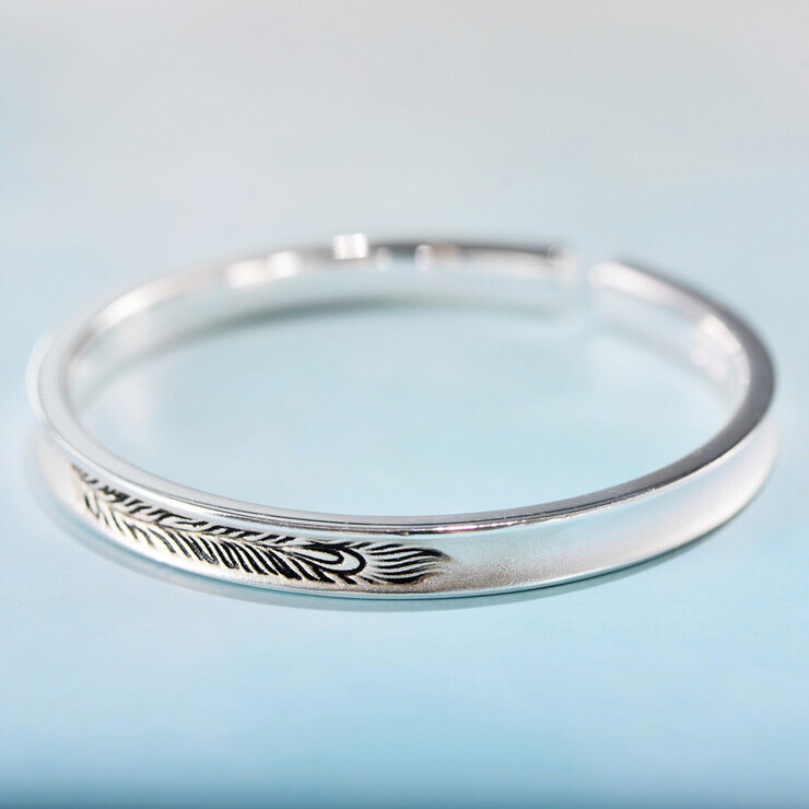 I01 Bangle Concave Domed Feather Fine Silver Silver 999