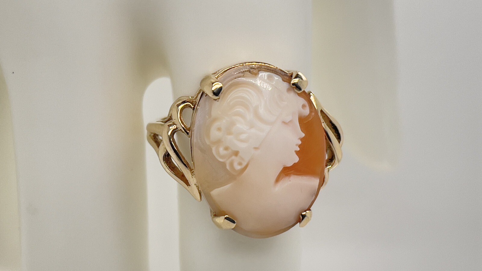 Vintage 14k Yellow Gold 19.9 x 15.1mm Oval Cameo Ring Size 9 3/8 – 5.3 Grams