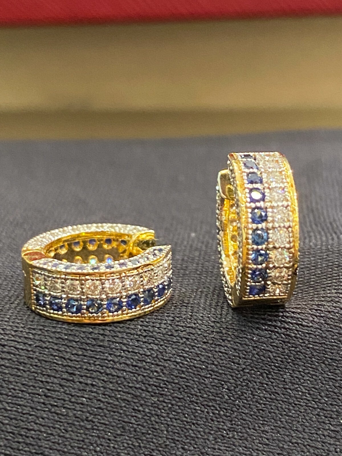 1.90 Cts Round Brilliant Cut Diamonds Sapphire Petite Hoop Earrings In 18K Gold