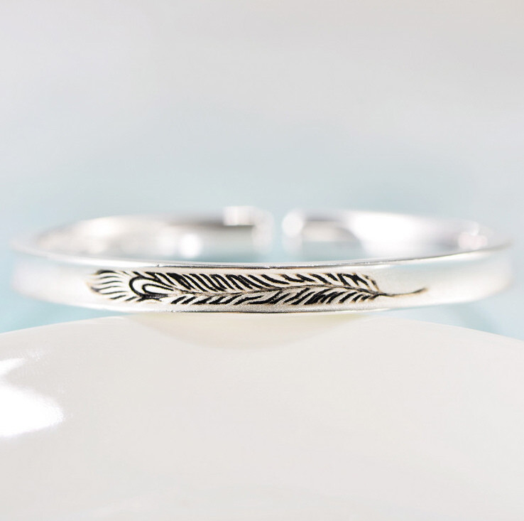 I01 Bangle Concave Domed Feather Fine Silver Silver 999