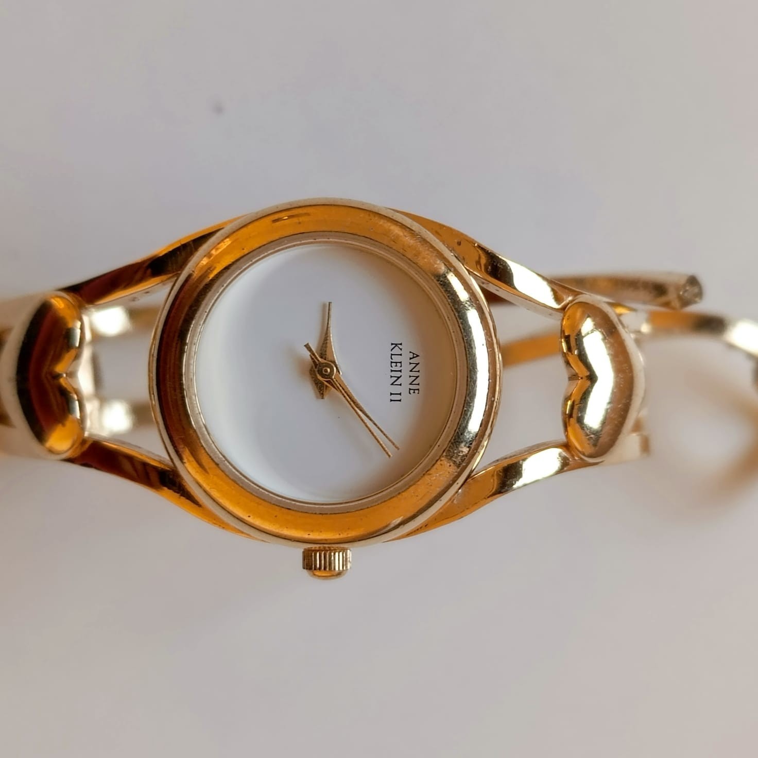 Vintage Anne Klein II Women’s Gold Tone Bangle Watch Heart Accent White Dial 10/