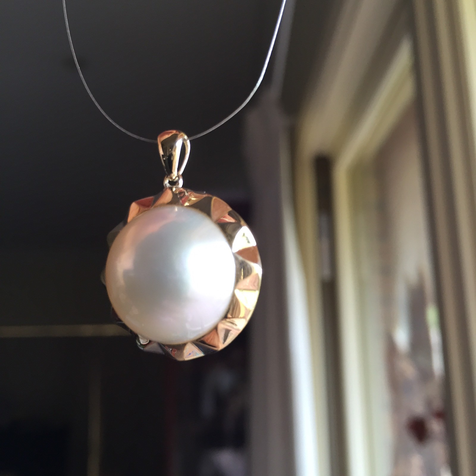Top luster 16mm Seawater Mabe pearl Natural White 9k Gold Pendant 25.25cts