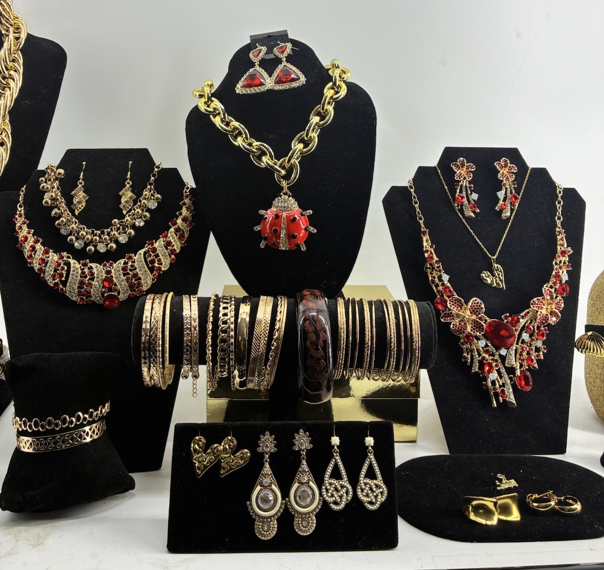 Fashion Costume Jewelry Lot Necklaces Earrings Bracelets Gold Tone Red Green