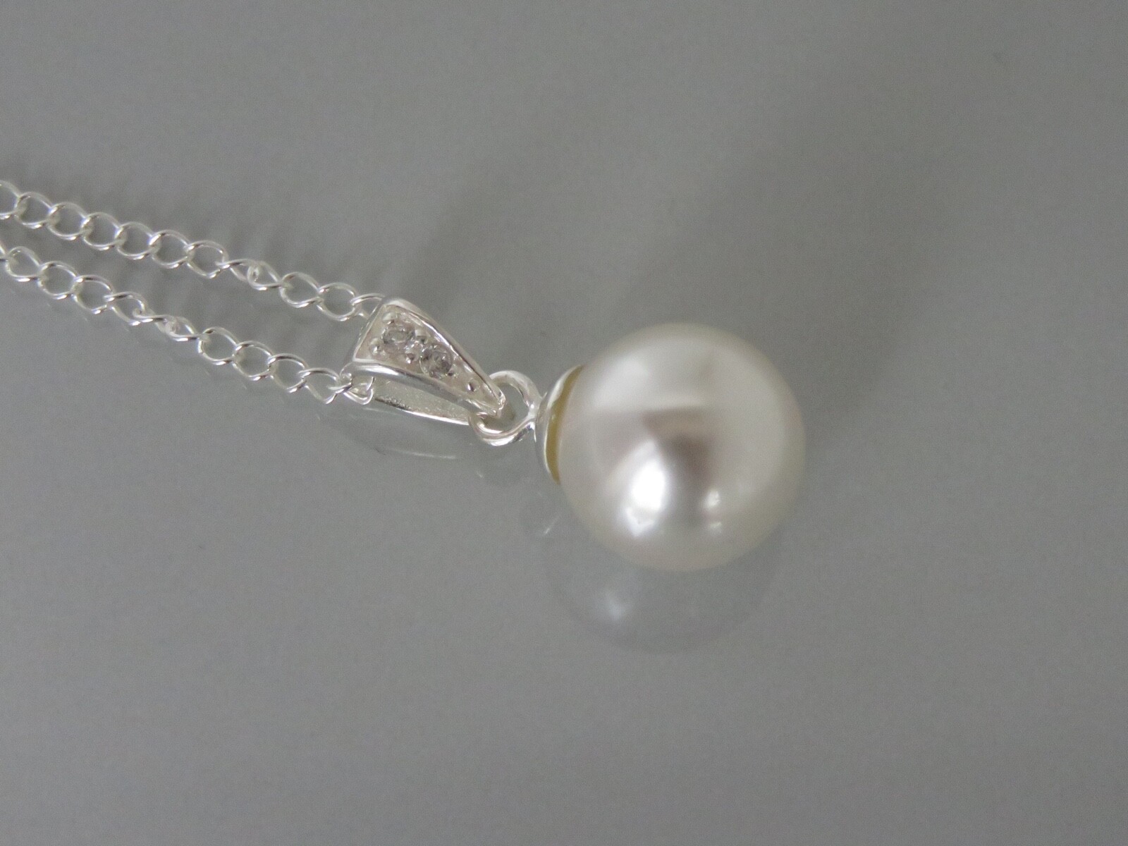 925 Sterling Silver Necklace Made With a Swarovski White Pearl Pendant (sa10.)