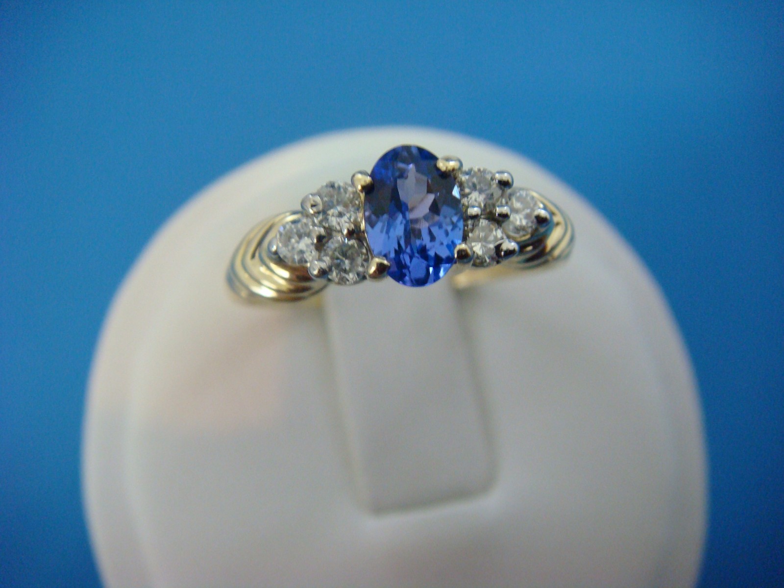 TANZANITE & DIAMONDS LADIES 14K YELLOW GOLD BEAUTIFUL RING, 2.4 GRAMS, SIZE 7