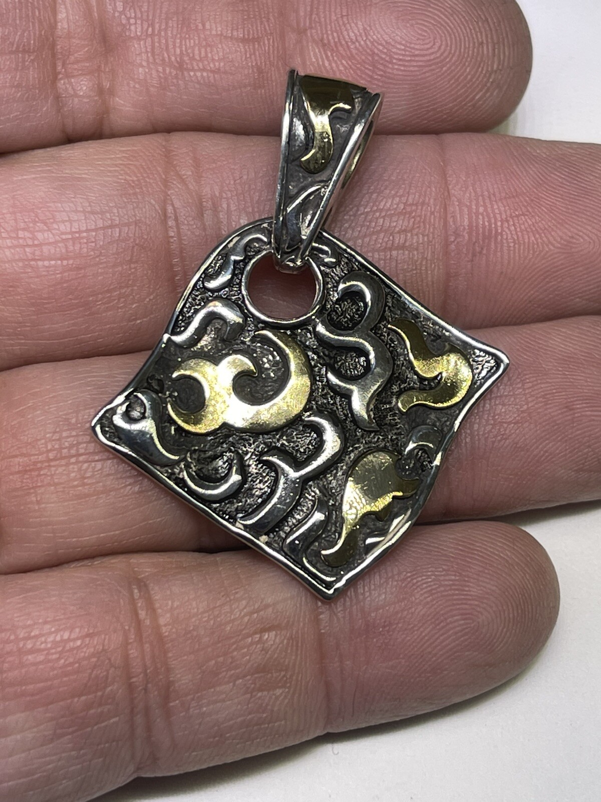 JOHN HARDY (c) Sterling Silver 22K Yellow Gold Dayak Pendant (1 7/8″)
