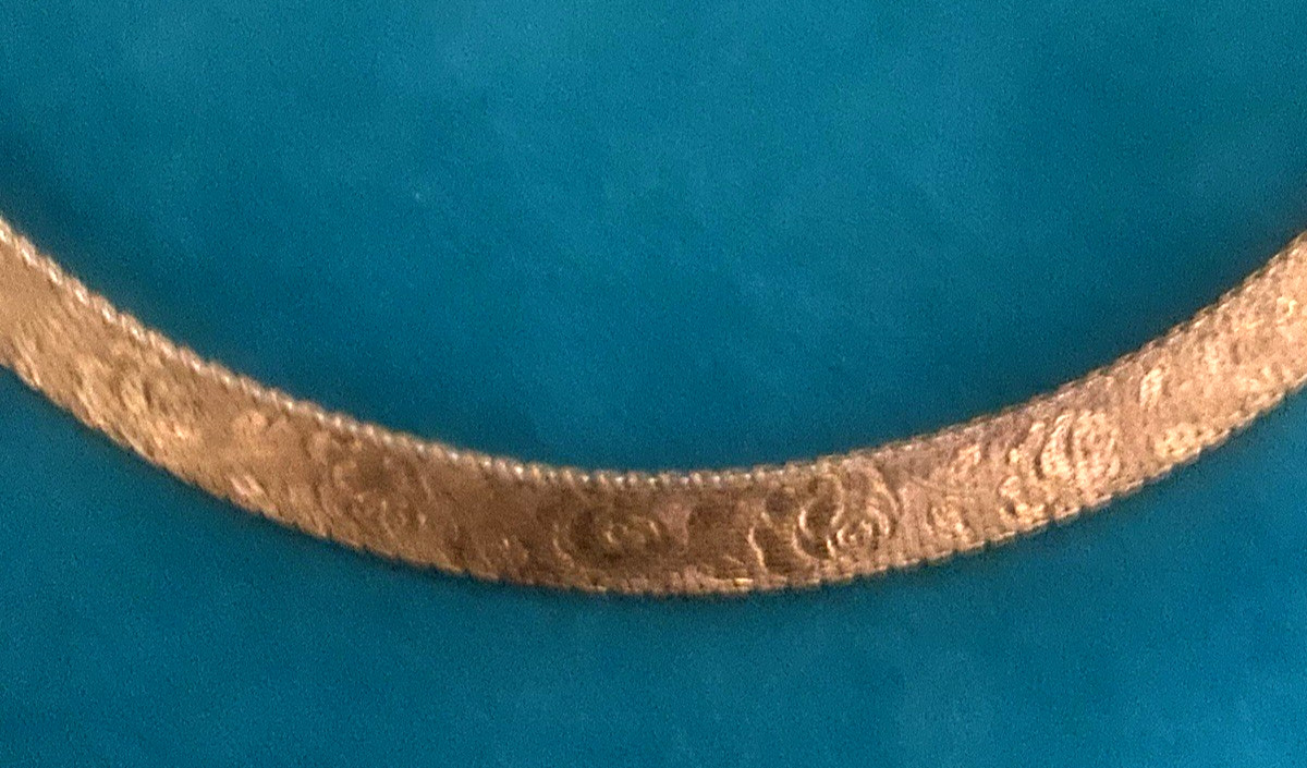 VTG Gold Tone MONET with Rose Motif~ Flat Choker / Necklace~16″-17″L