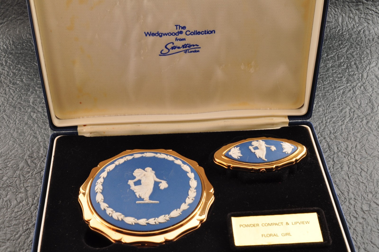 Near mint, England brand “Wedgwood” powder compact and LIP VIEW blue and blue.