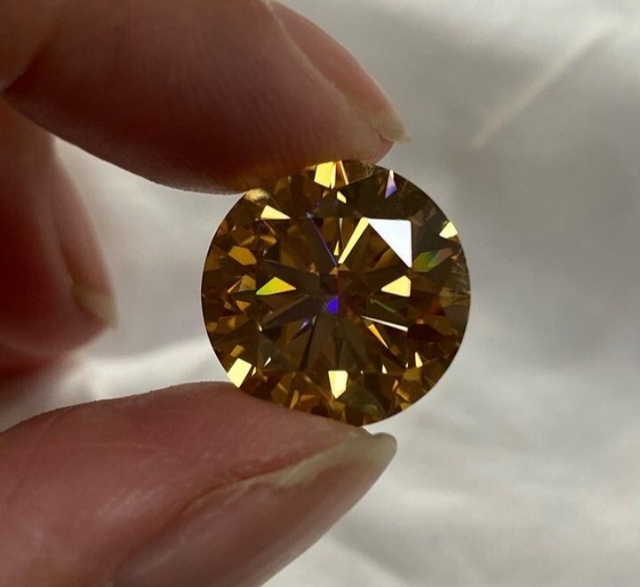3.20 Ct Shape Round Cut Yellow Colour D Grade VVS1 + 1 Free Gift