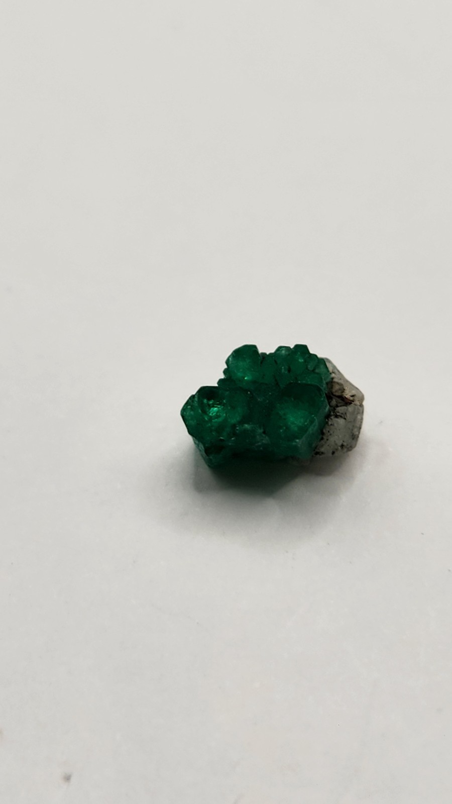 Macla de Esmeralda En Bruto 3,24cts, Pieza especial, cristales con terminación