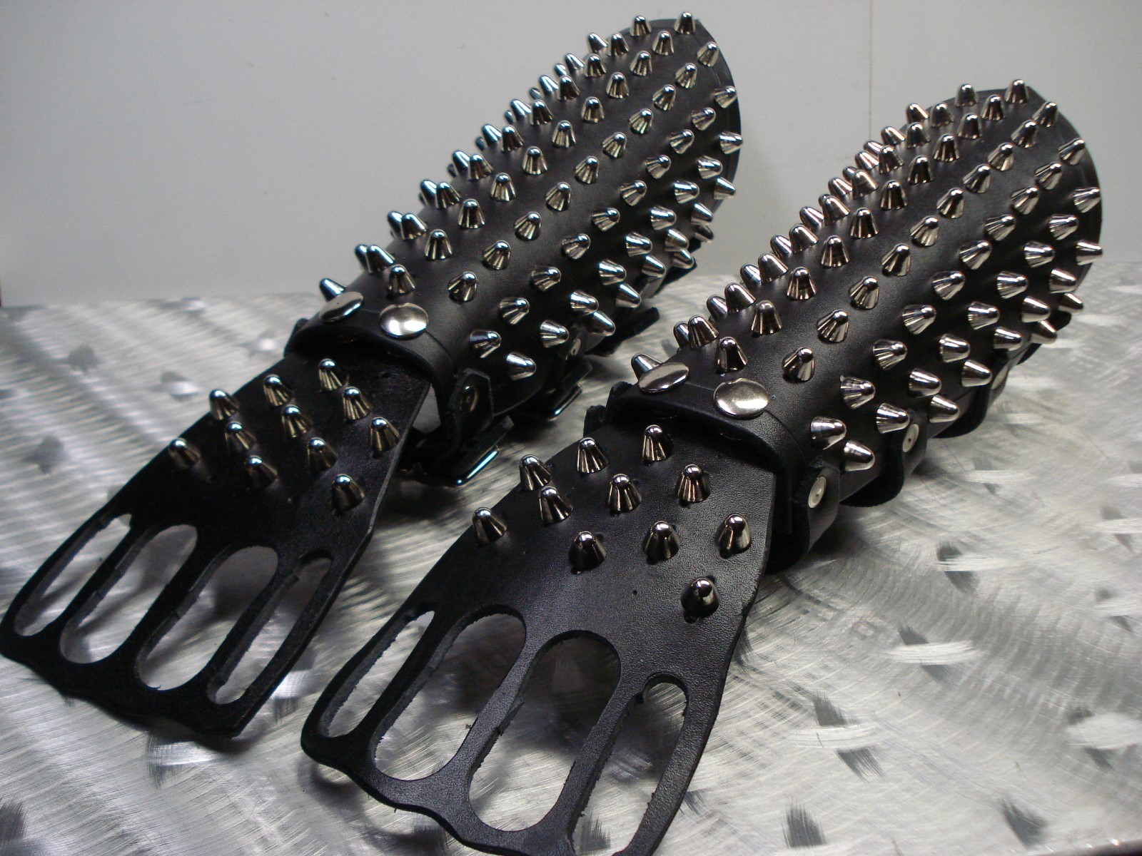 UNISEX LEATHER STUDDED FIST GAUNTLET….BLACK METAL.(MDLUG0175)….. RAVEN