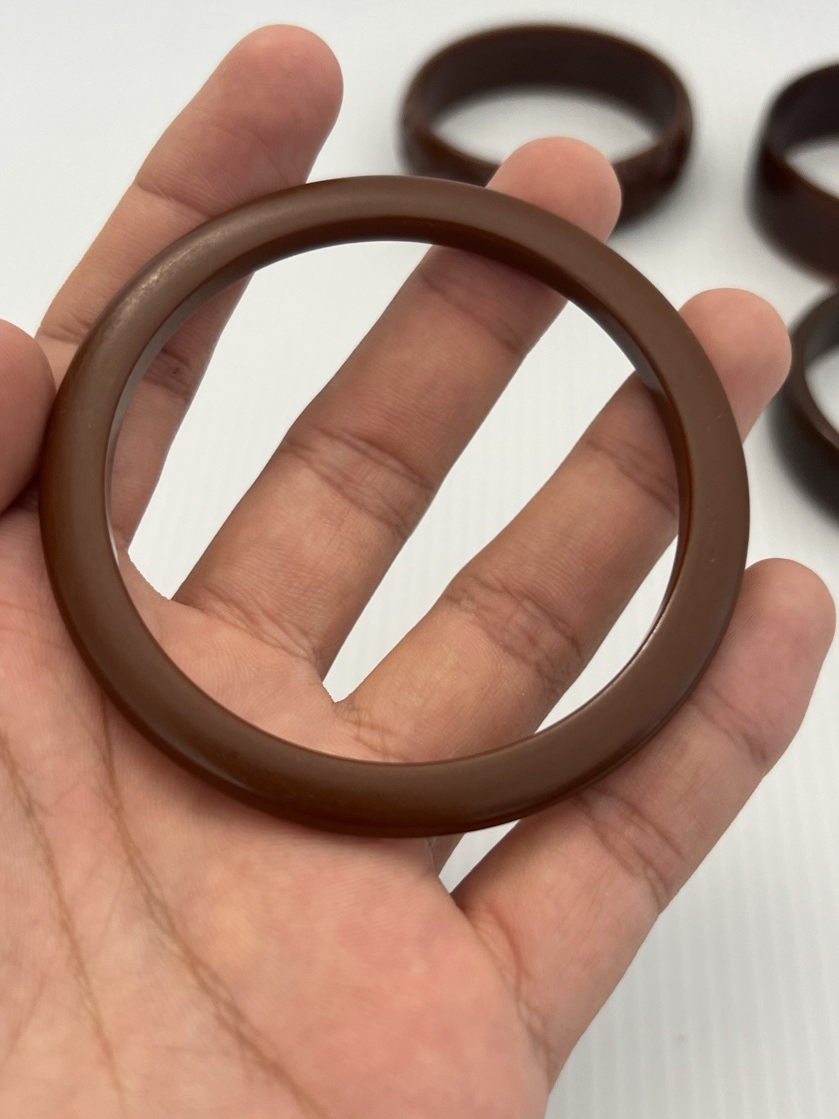 VTG Dark Brown Bakelite Bangle Bracelets – Lot of 4 – Diff Sizes – 1 Carved