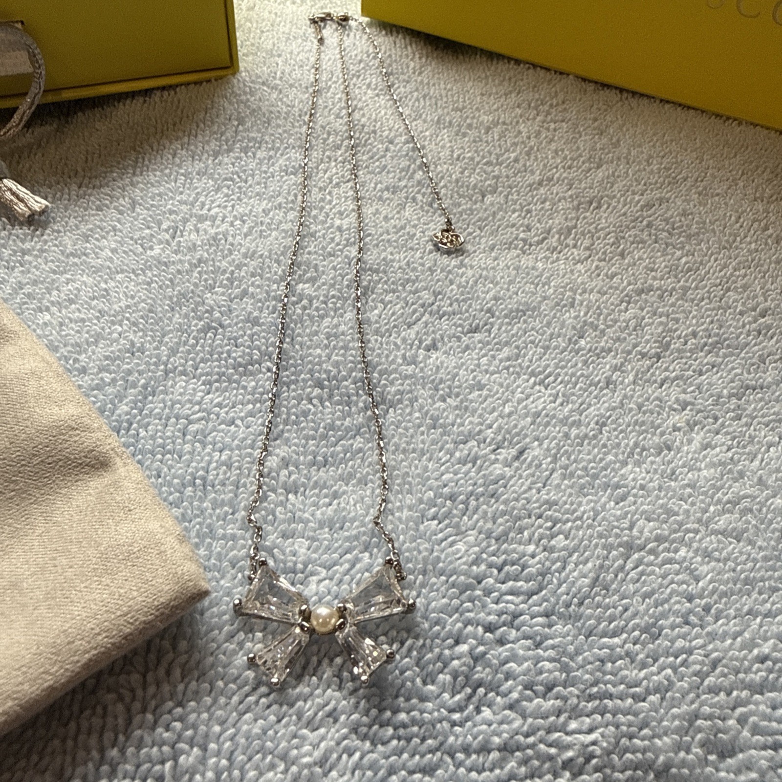 Kendra Scott | Krista – Silver White Mix Bow Pendant Necklace