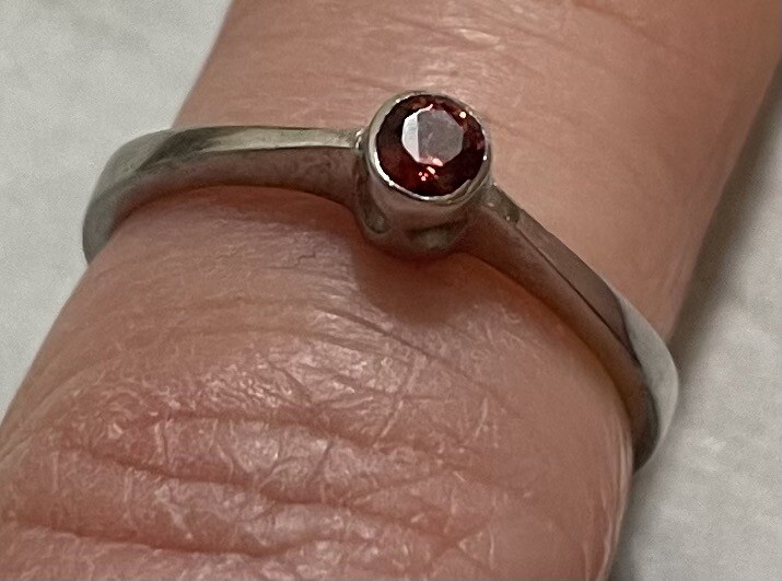 LADIES GARNET SINGLE STONE ARGENTIUM 93.5% 935 SILVER ESTATE RING SIZE 6 1.5GRAM