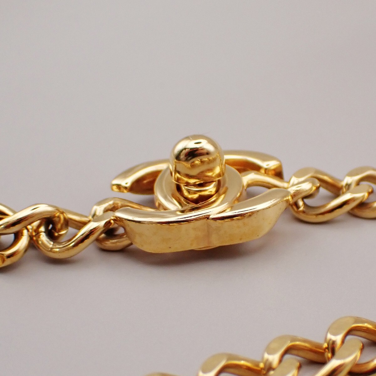 CHANEL CC Logo Turn Lock Chain Necklace Pendant 96A GHW Vintage 45RK644