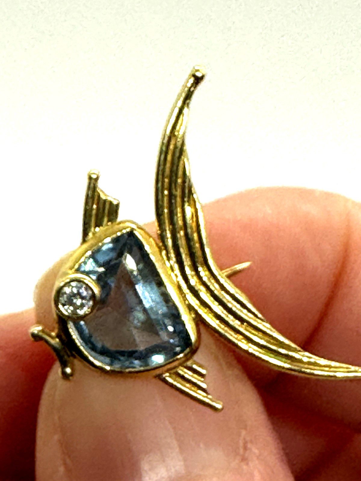 18k Le Gi Blue Topaz Fish Pin C Clasp little brooch with character 2.4 grams