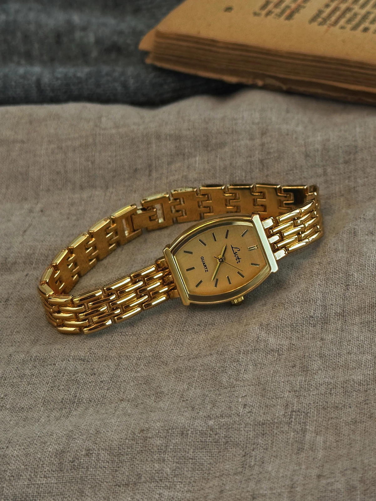 1Pc New French Retro Gold Small Dial Ladies Watch, Fashionable and Simple