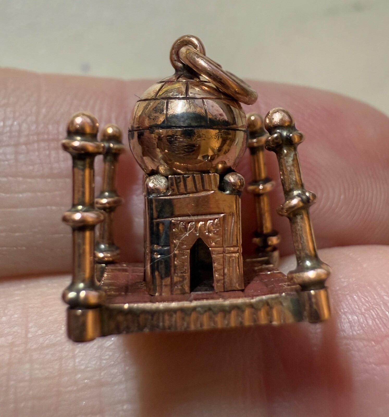 Rare Vintage 9ct Rose Gold charm of Taj Mahal Hallmarked 2.31 grams.
