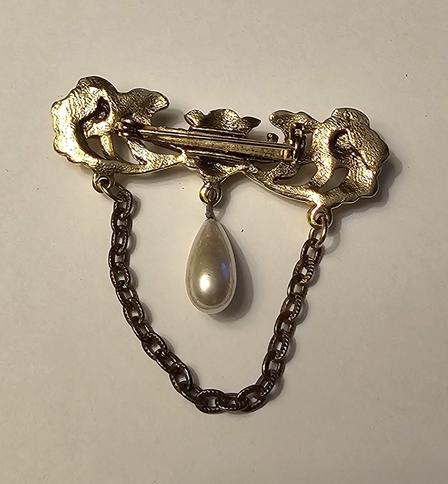 Gold Tone Metal Bow Brooch Pin w/ Chain, 3 White Teardrop Sim Pearl