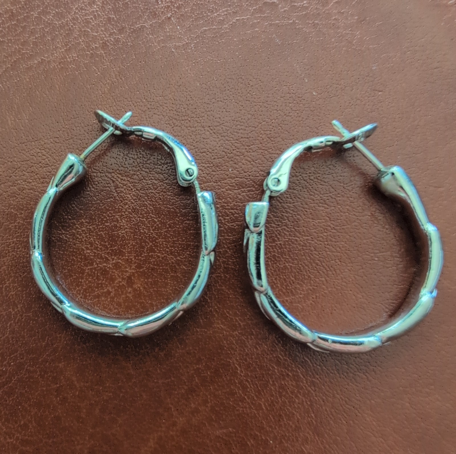 VTG Signed Crown Trifari Silvertone Bamboo Segmented Hoop Earrings Latch Back