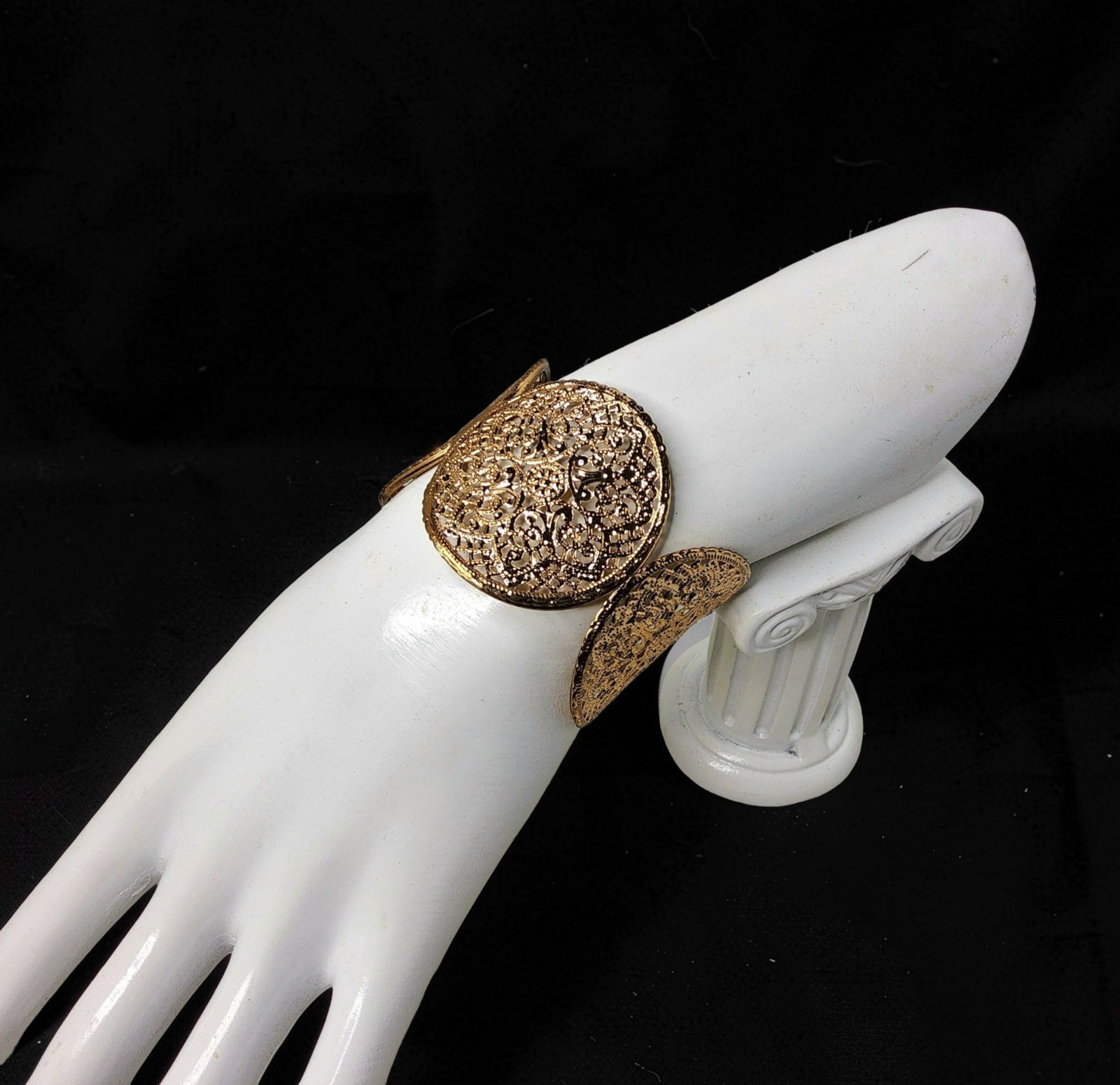 Vintage Gold Tone Oval Panel 7″ Open Cuff Bracelet 1.5″W Medallions