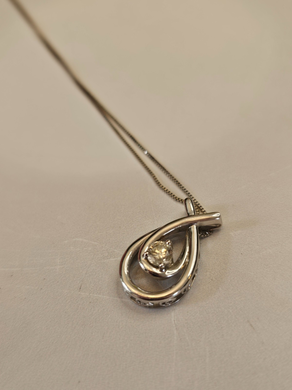 10K SOLID WHITE GOLD DIAMOND EMBRACE OF LOVE PENDANT ON 10K NECKLACE 20″ 2.76 G