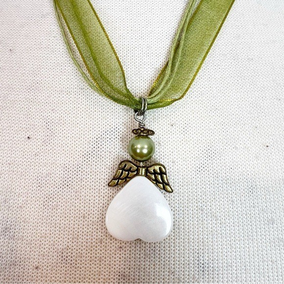 LIV PURPLE DESIGNS BY KELLY GREEN RIBBON NECKLACE WITH ANGEL CHARM NWT