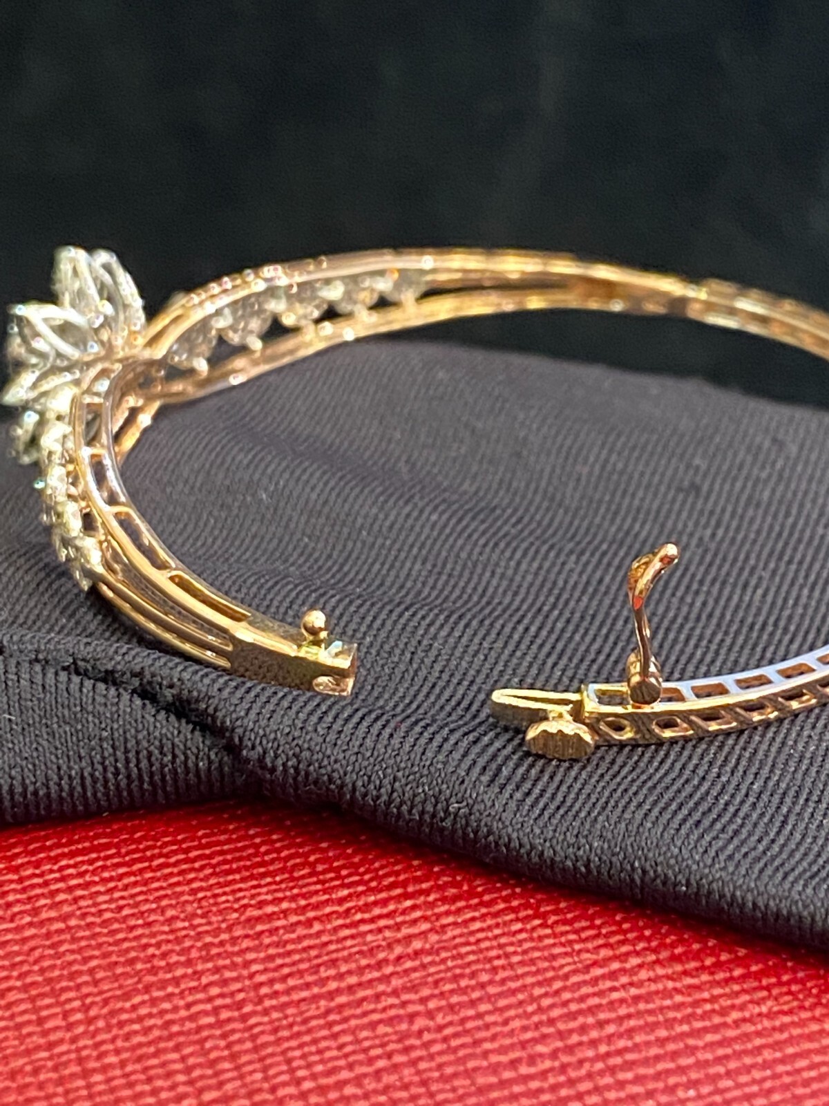 Stunning 1.90 Cts Round Baguette Cut Diamonds Hinged Bangle Bracelet In 14K Gold