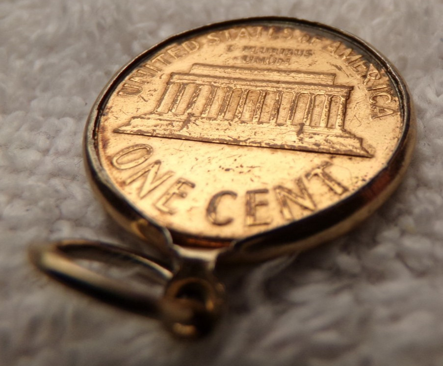 VTG 1963 NO MINT MARK LINCOLN PENNY COIN GOLD TONE FRAME BRACELET CHARM PENDANT