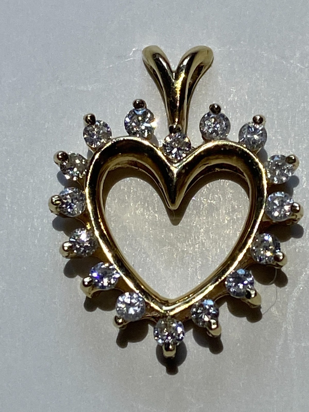 Gold Heart Pendant / 16 Diamonds – Stamped 14K Yellow Gold 1.2 grams -incl. box
