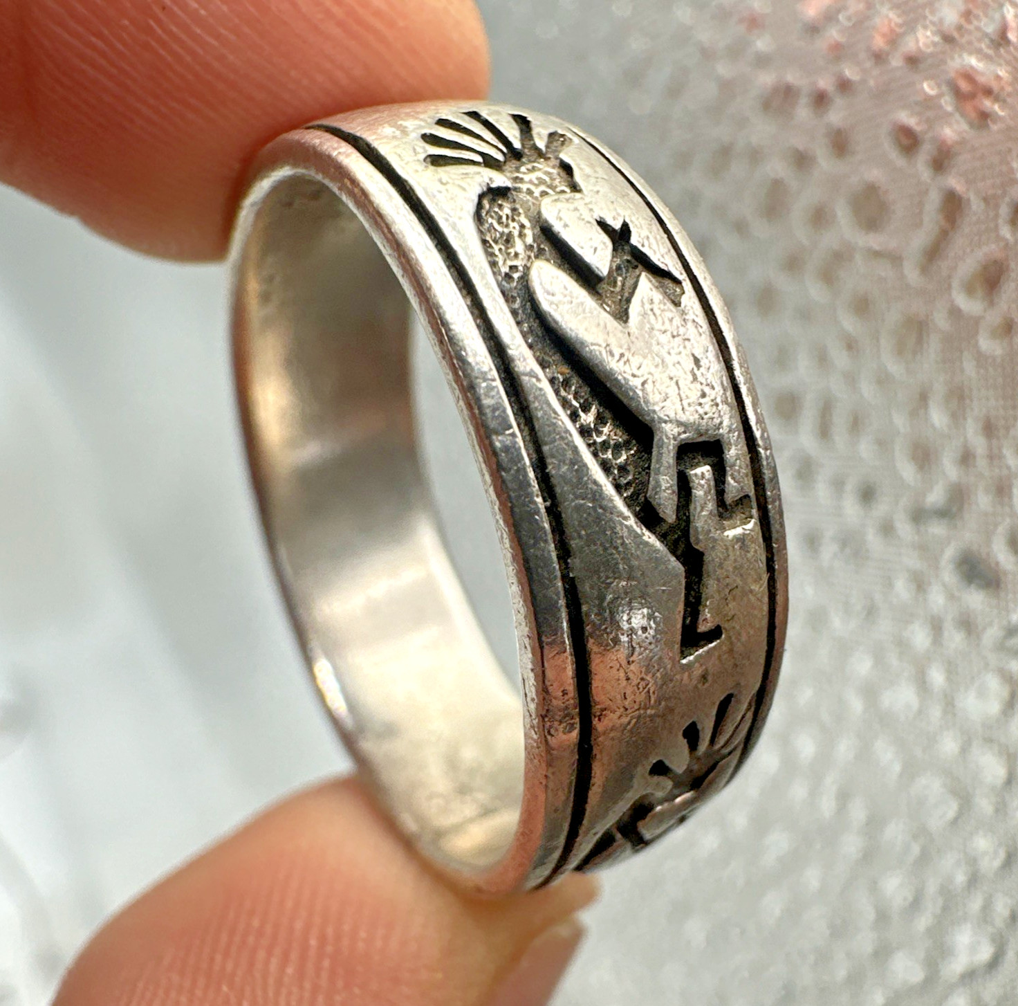 Peter Stone Sterling Silver 7.5mm Carved Kokopelli Rimmed Band Ring 925 Sz: 12.5