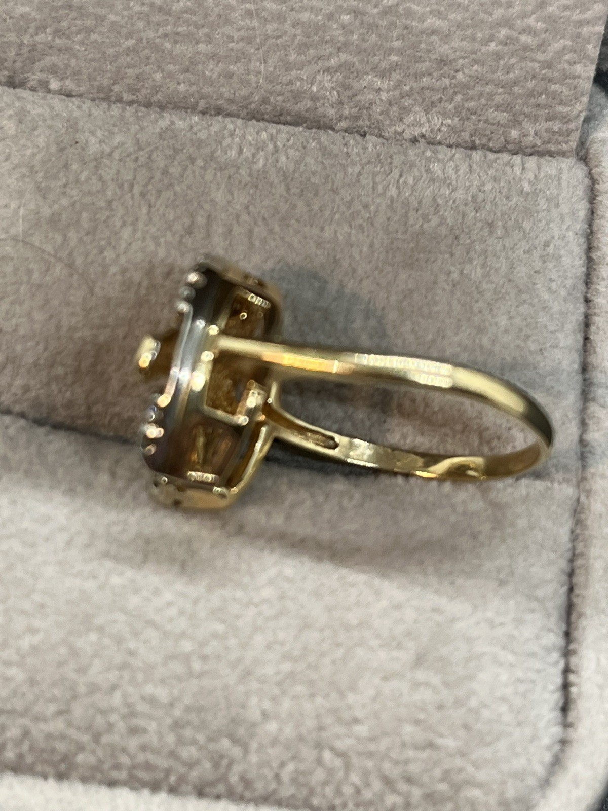 14K Yellow Gold Diamond Horse and Horseshoe Ring .12ctw Weight is 4.40 grams