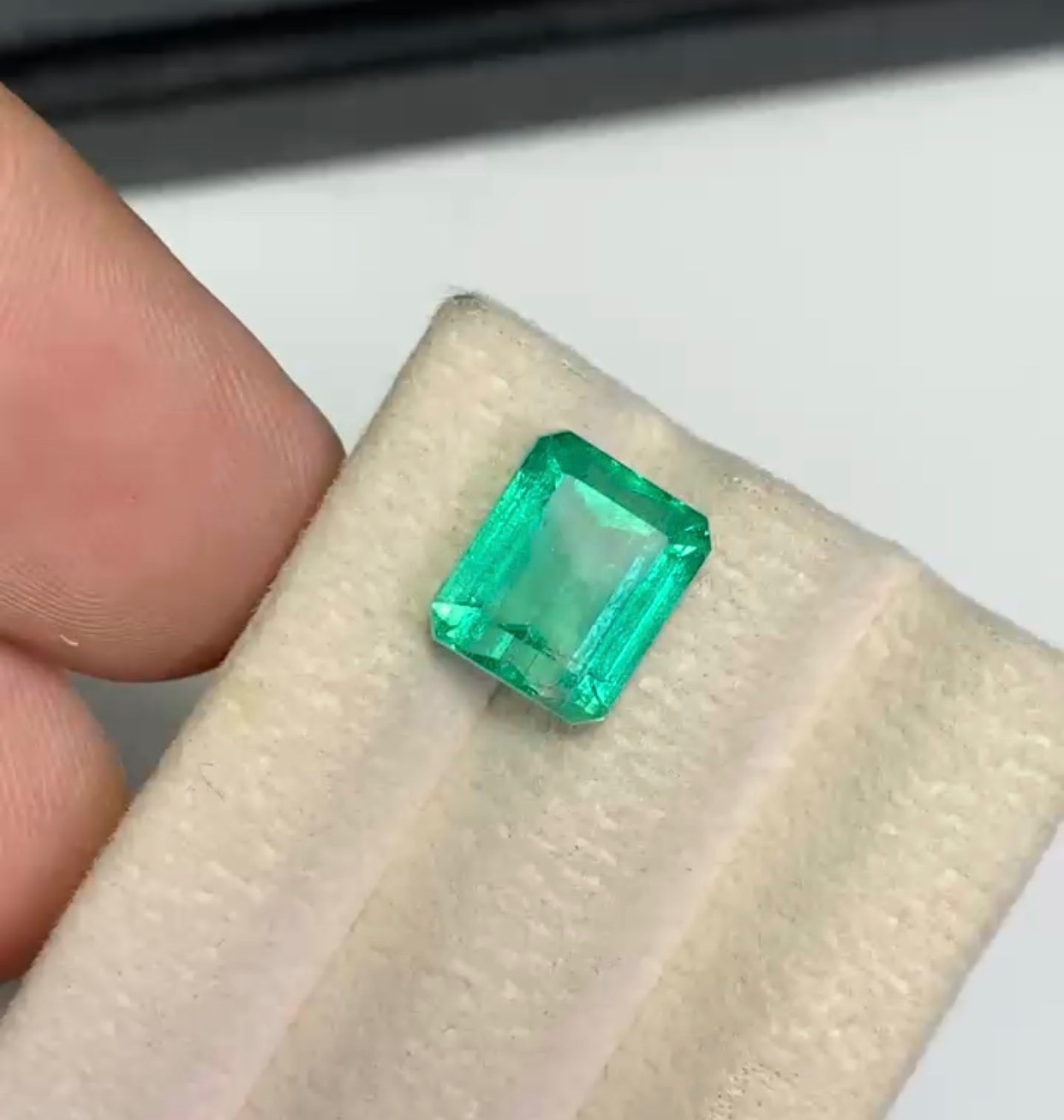 5.2ct Natural Vivid Green Emerald Gemstone: EmeraldCut for Ring/Jewelry From AFG