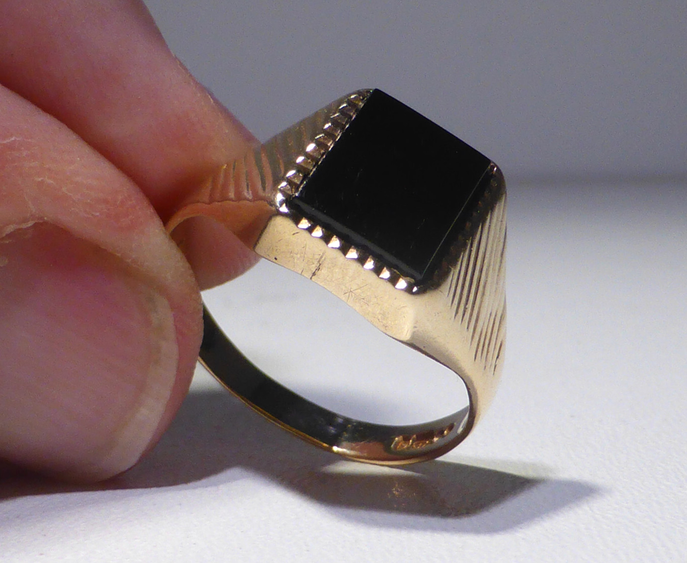 9ct Gold Signet Ring Jet UK Hallmark 1969 AJ Size T 1/2 Boxed
