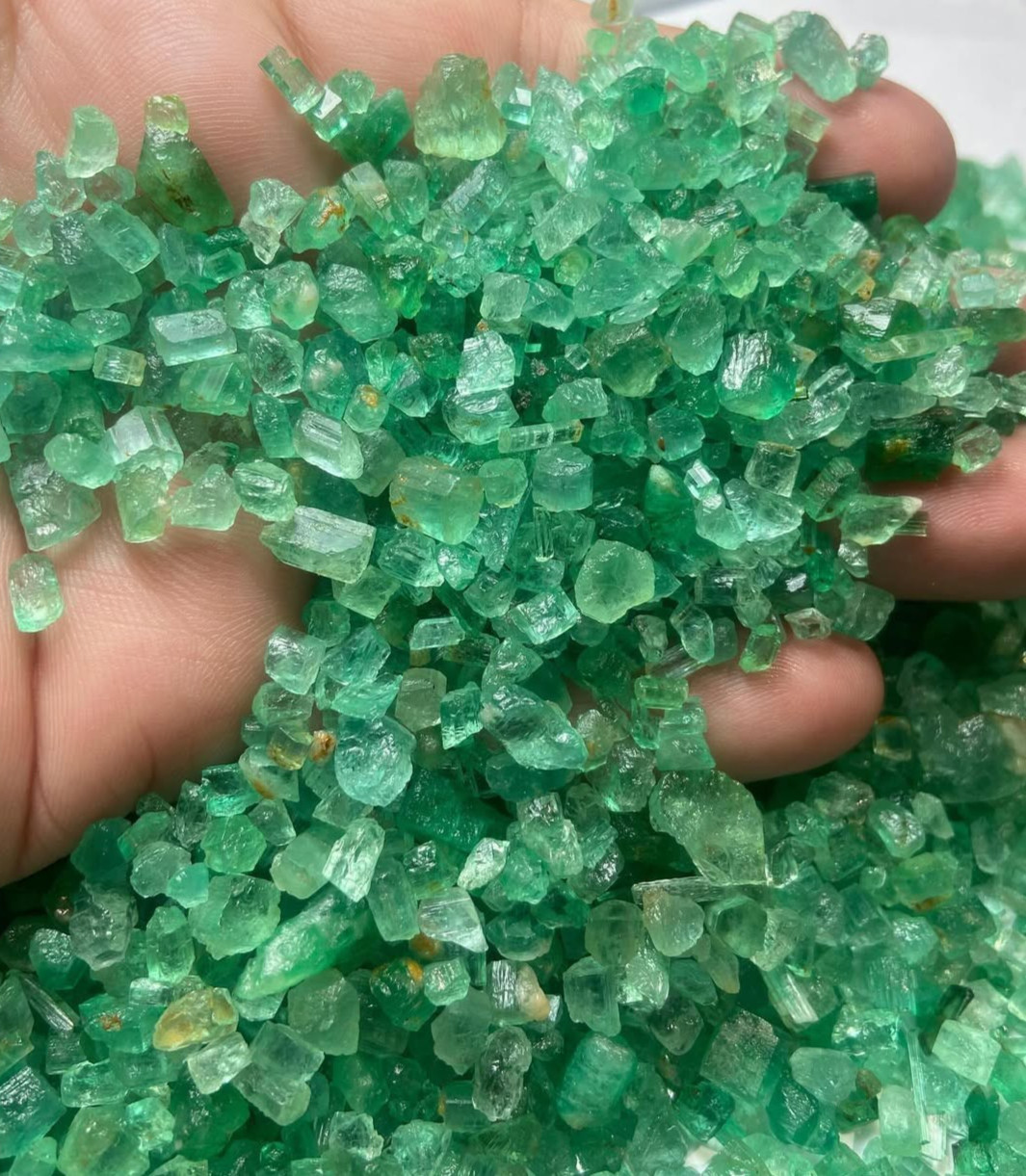 100 Pices Emerald Rough, Natural Colombian Emerald Rough, Size 3to5mm.
