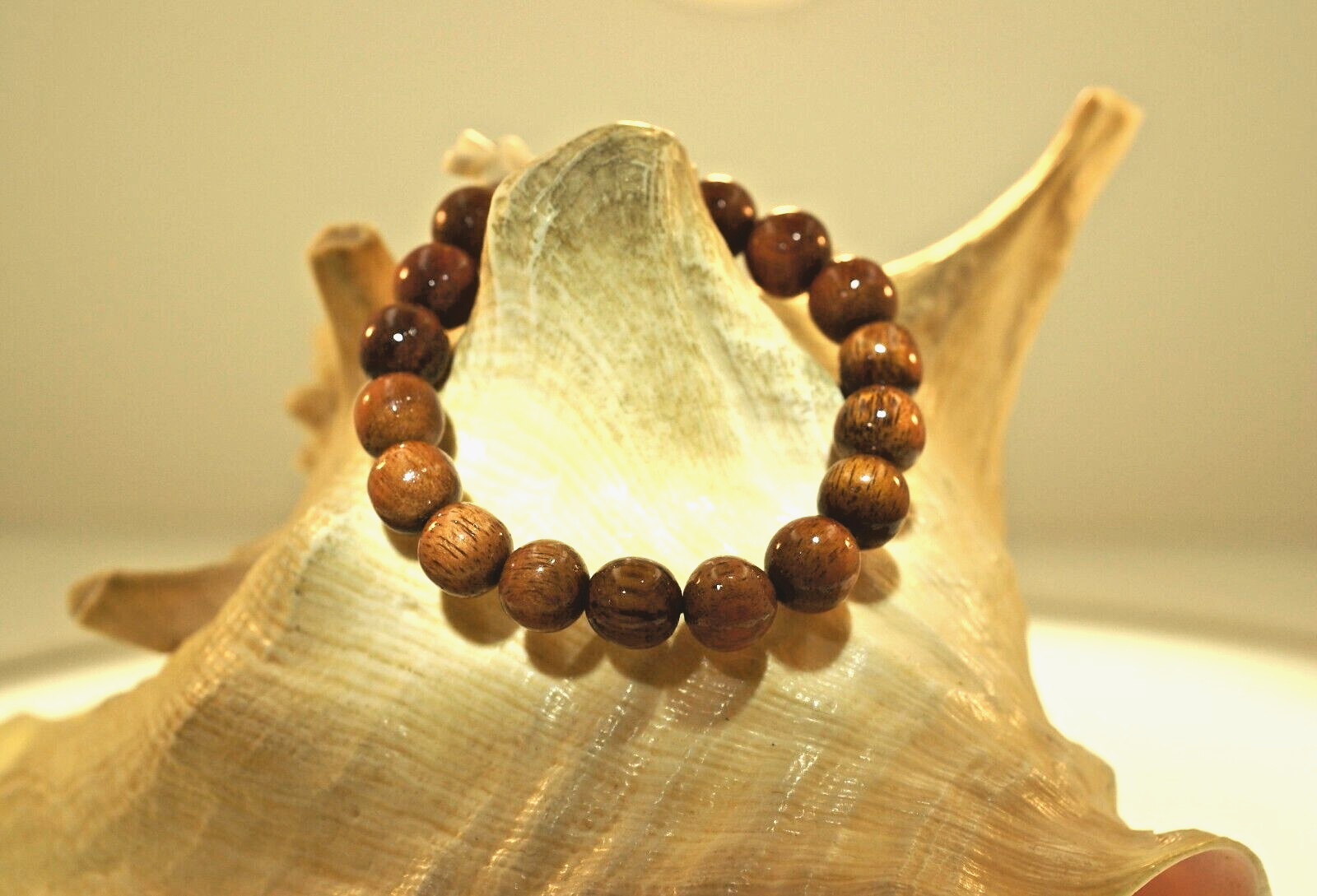 10MM HAWAIIAN KOA WOOD ROUND BALL BEAD & CARABAO BONE PLUMERIA STRETCH BRACELET