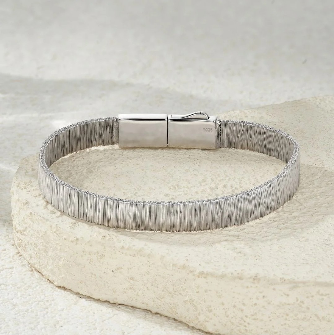 Elegance with this stunning moissanite bracelet, sterling silver 925