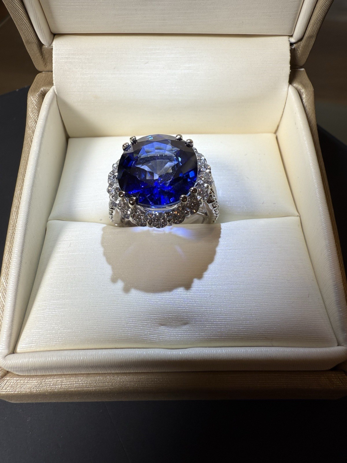 AIGL Certified 14kt Gold 23.62 ct Oval Natural diffused Sapphire & Diamond Ring