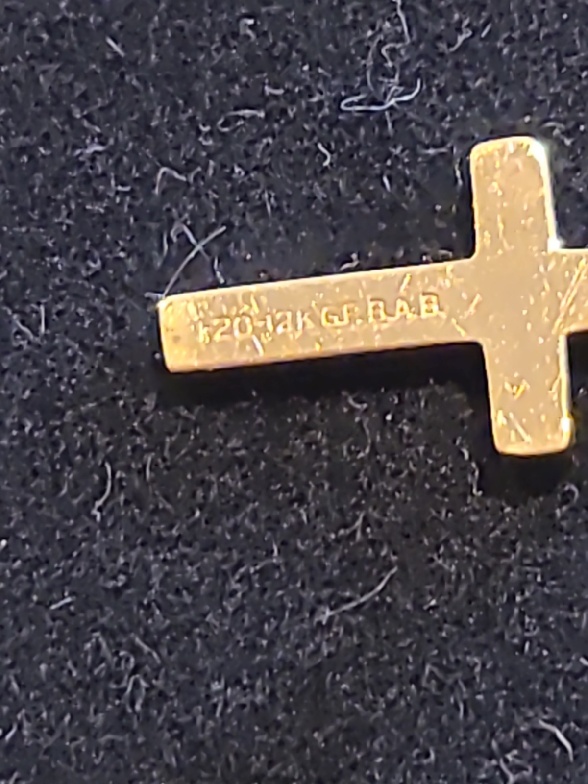 Cross 1/20th 22 kt G P. Delicate, textured. With bail. Vintage