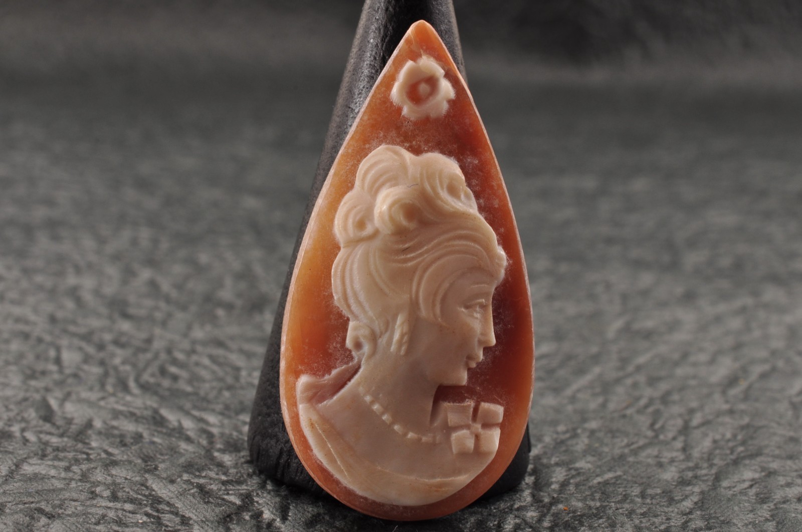 9 items , vintage shell cameo White and brown color (Total 188.5ct) with case.