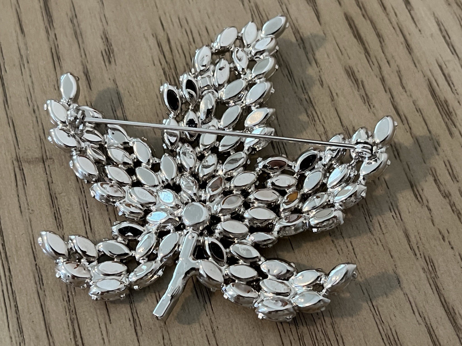 JULIANA HONEY MALACHITE, KRAMER pre 1955!, CLEAR RHINESTONE OAK LEAF BROOCHES!