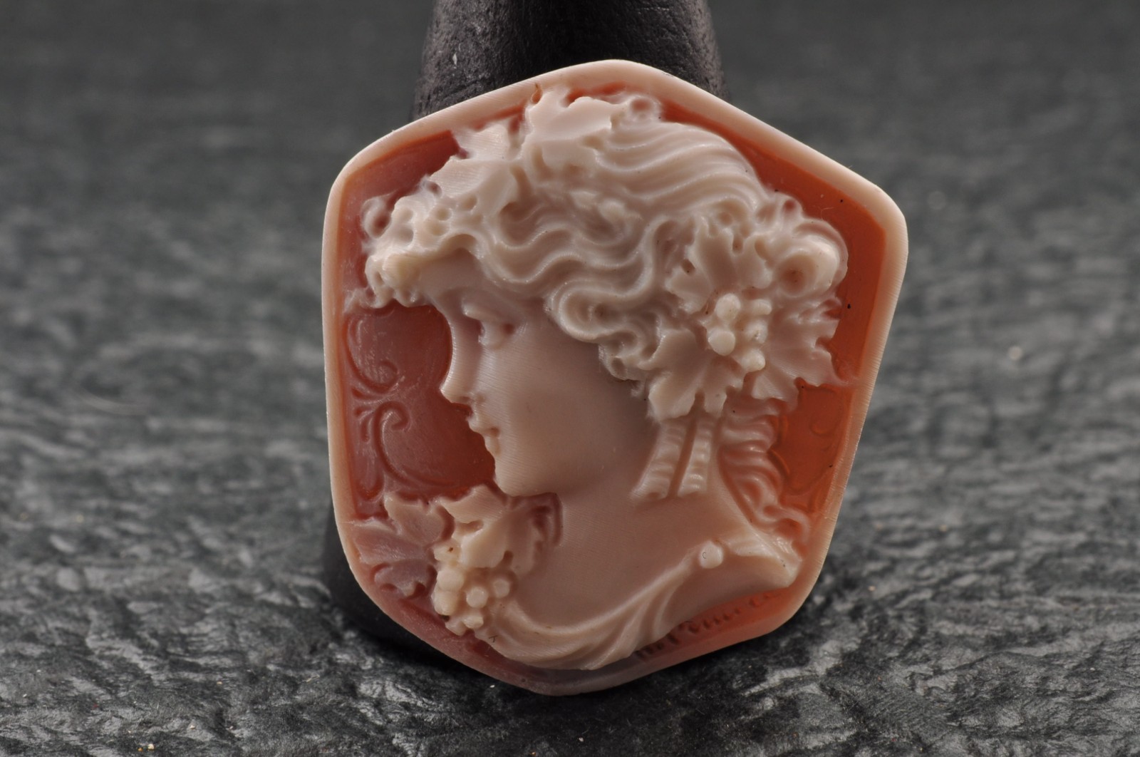 7 items , vintage shell cameo White and brown color (Total 228.0ct) with case.