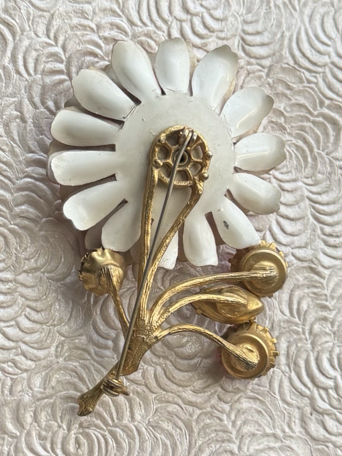 Vintage flower / enamel on gold tone metal