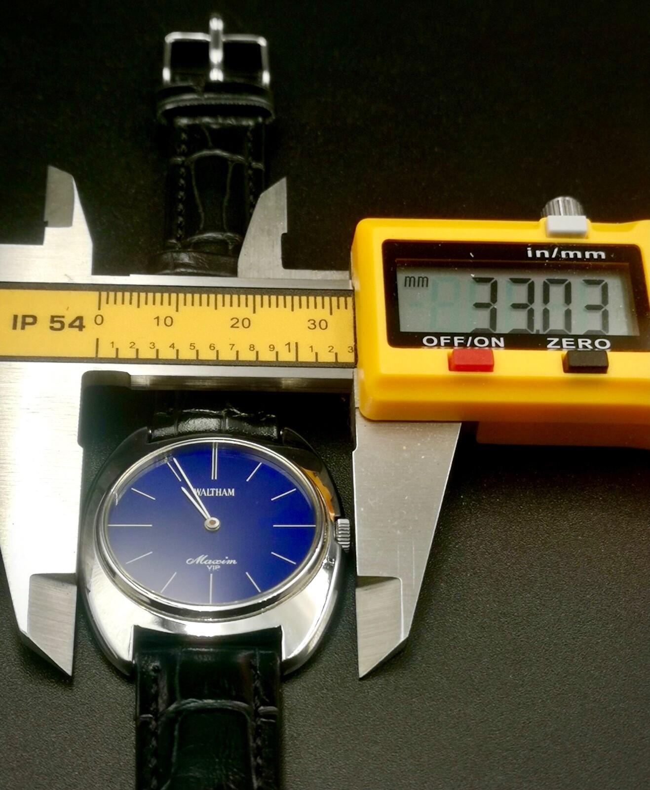 Vintage And Rare WALTHAM Maxim VIP Hand-Winding Unisex watch. 17 Jewels.