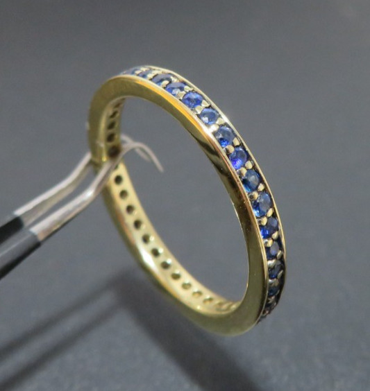 18K YG LADIES BLUE SAPPHIRE ETERNITY BAND RING SIZE 6.5 2.52 grams (G135509)