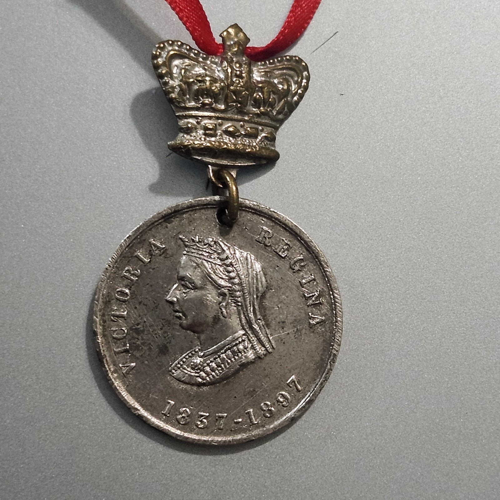 1837-1897 Queen Victoria Diamond Jubilee commemorative medallion crown pin