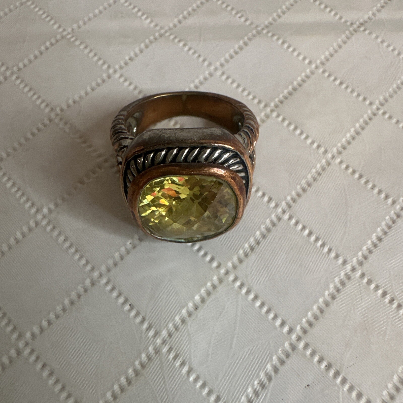 Vtg Chartreuse Fauceted Faux Citrine Rounded SQUARE Ring Sz 7.5” Brass Tone Read