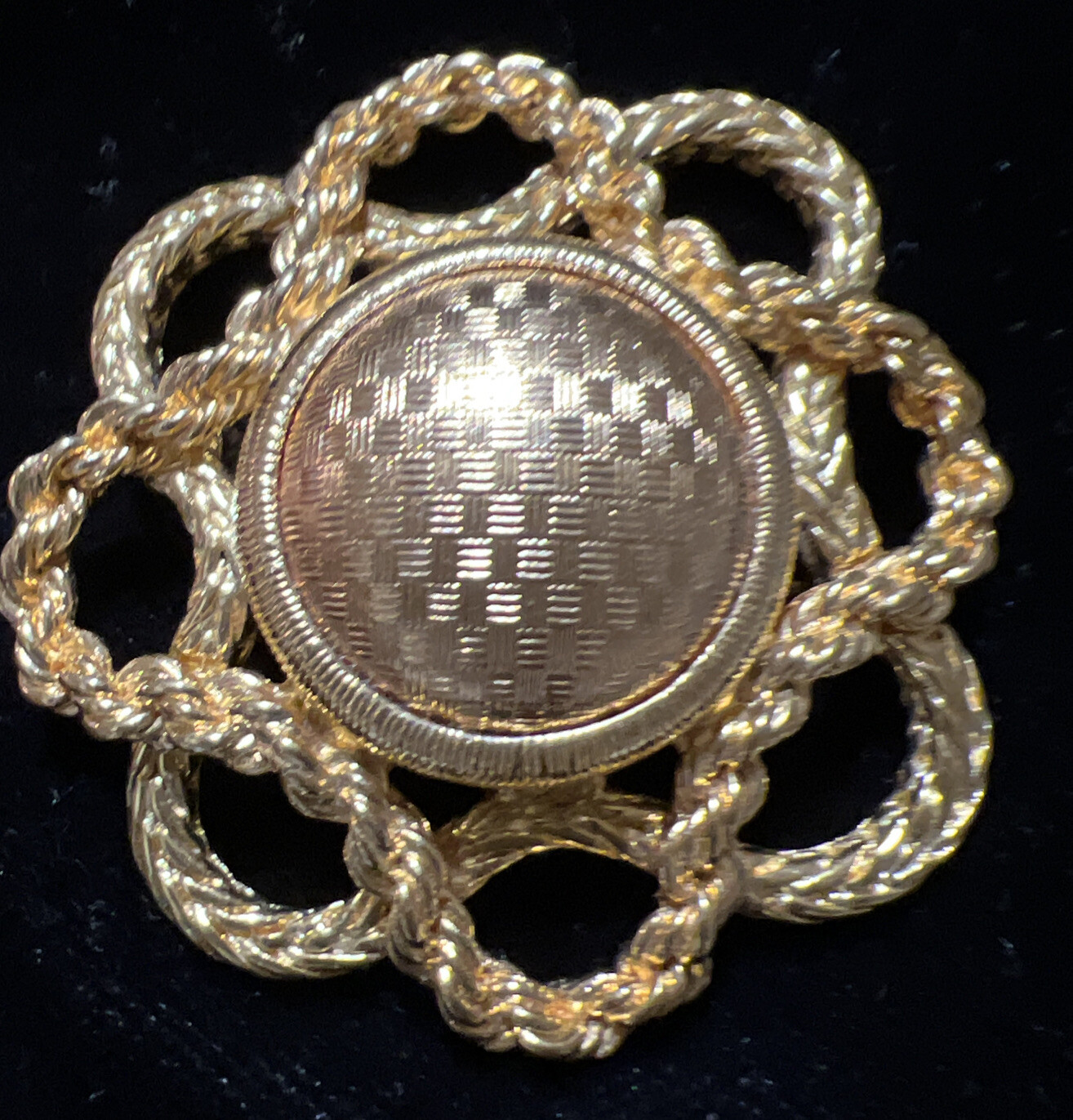 Vintage Monet Round brooch, gold toned, post 1955 Excellent Condition