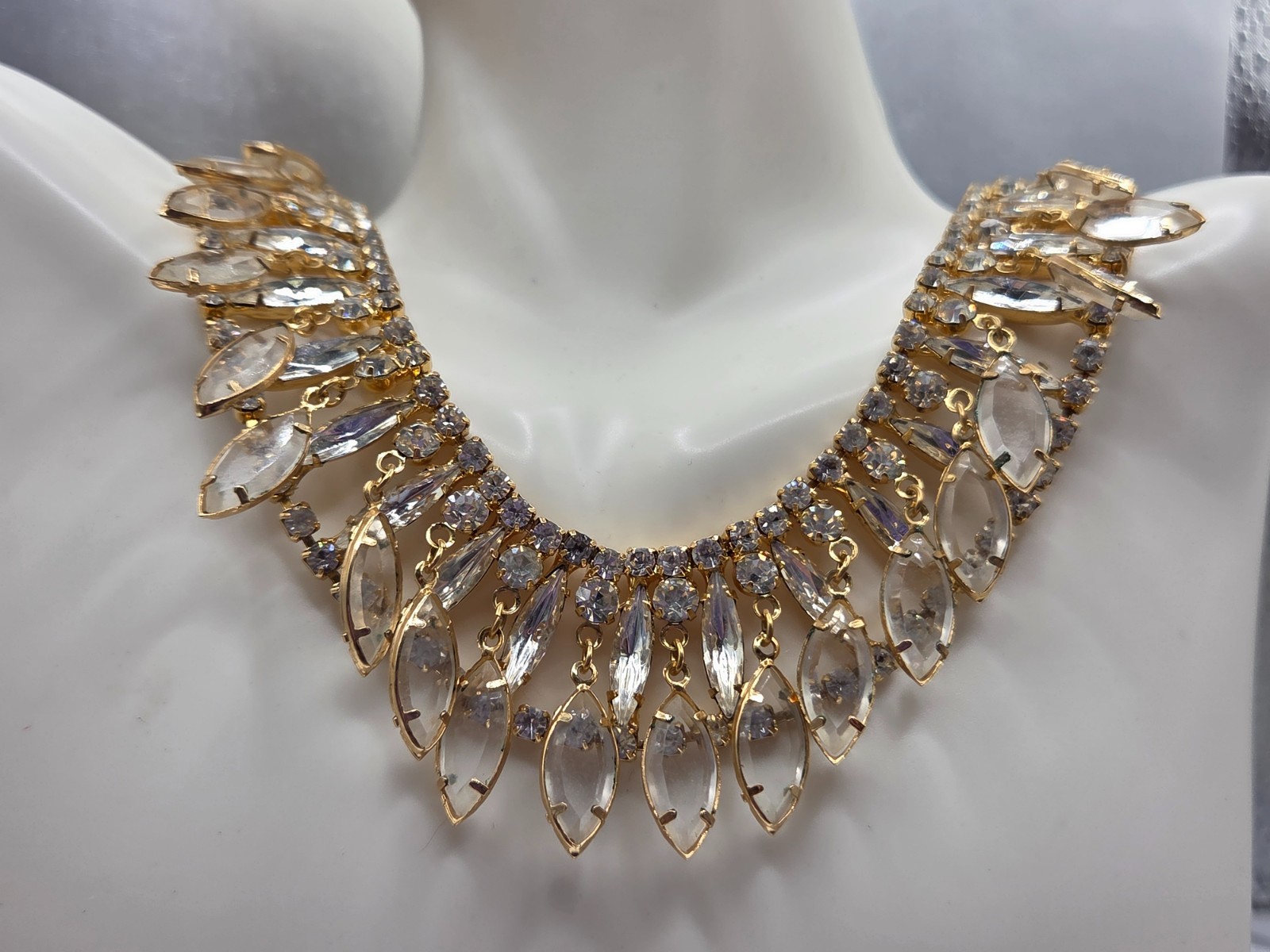 Vintage Juliana White Dangle Bezel Crystal Rhinestone Gold tone Necklace 15″